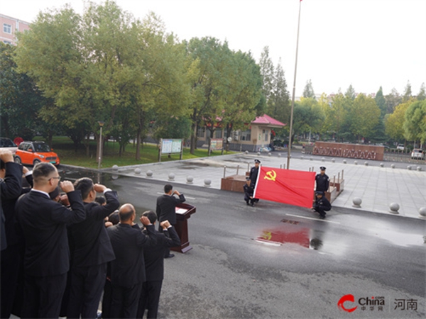 今热点：​红旗飘扬 法徽闪耀∣西平县人民法院举行升国旗仪式